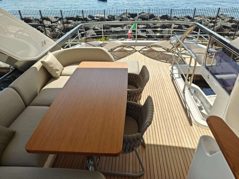 Boat rental Azimut ARAGREV 4 in Naples on Samboat