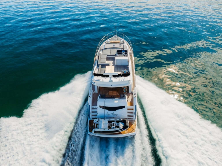 Luxury Yacht for rent Chicago at the best price
