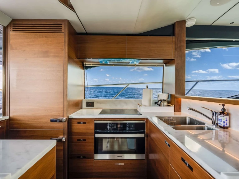 Bareboat Rental Luxury Yacht Princess, UK with a boat licence