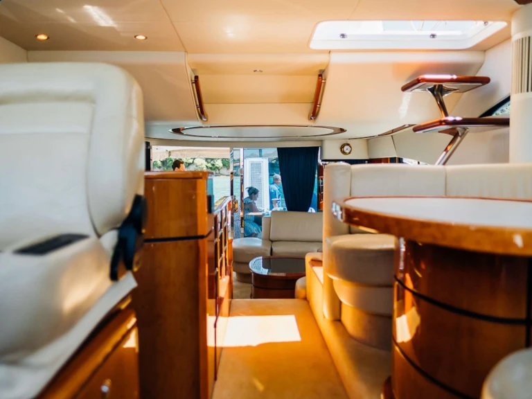 Luxury Yacht rental with or without captain Fairline-Squadron Picton
