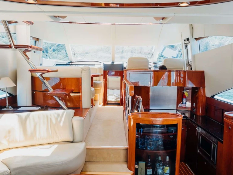 Bareboat Rental Luxury Yacht Fairline-Squadron with a boat licence