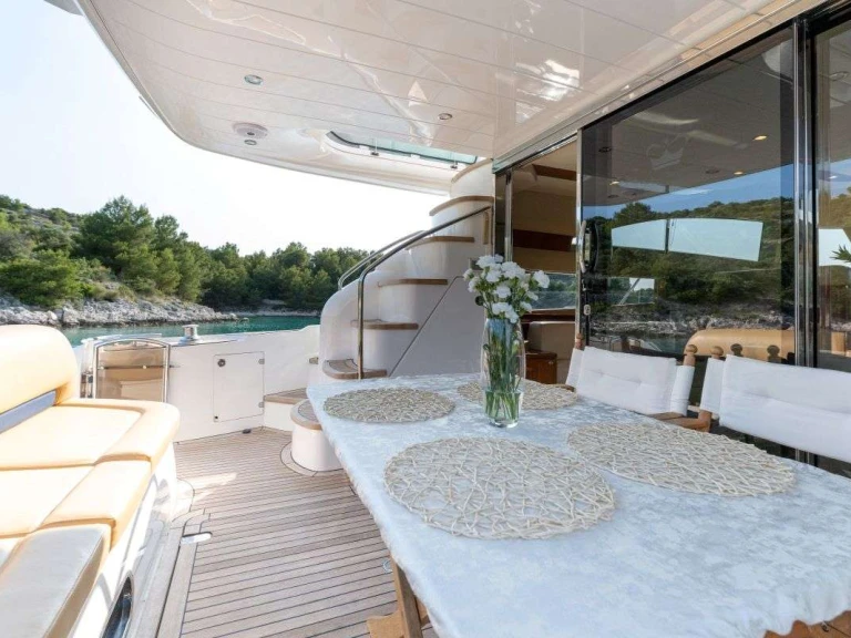 Bareboat Rental Luxury Yacht Princess, UK with a boat licence