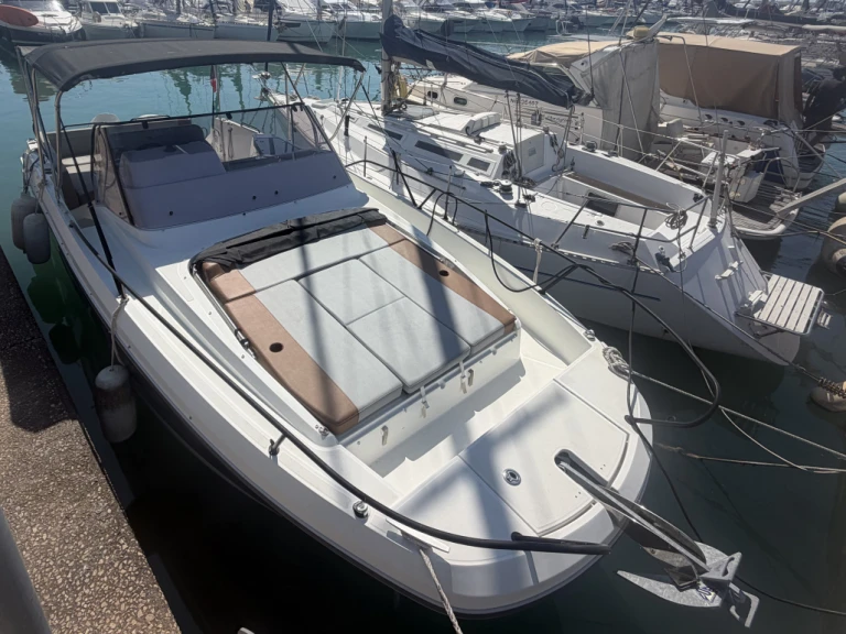 Bareboat Rental Motorboat Bénéteau with a boat licence