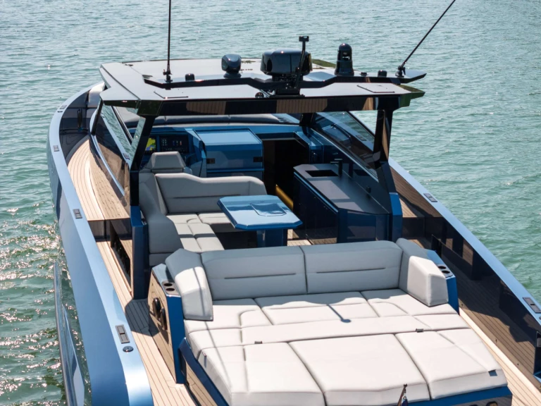 Bareboat Rental Luxury Yacht Vanquish with a boat licence