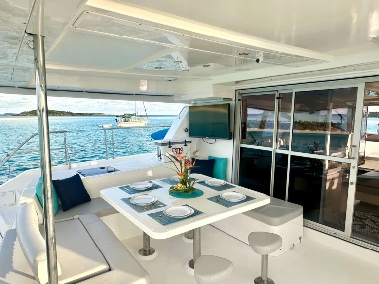 Robertson and Caine SOUTHERN SKY charter bareboat or captained in  Bahamas