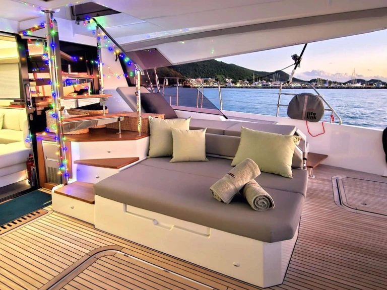 Boat rental Fountaine Pajot LOOMA in Corsica on Samboat