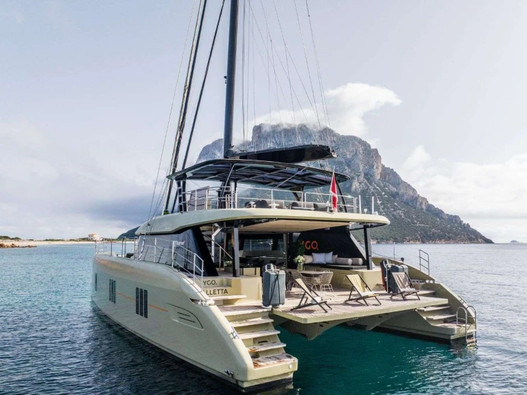 Bareboat Rental Luxury Yacht Sunreef with a boat licence