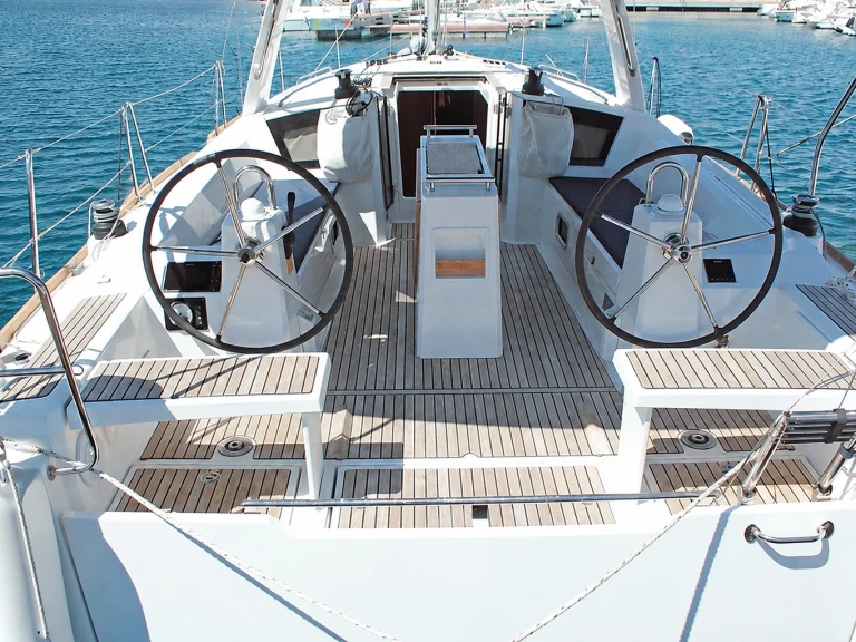 Bénéteau Oceanis 38.1 in Sant Carles de la Ràpita on SamBoat