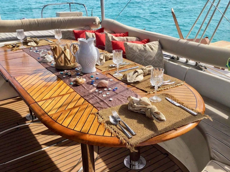 Luxury Yacht for rent Saint Thomas Island at the best price