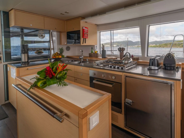 Luxury Yacht rental with or without captain Lagoon Naples