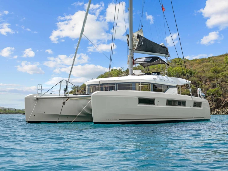 Bareboat Rental Luxury Yacht Lagoon with a boat licence