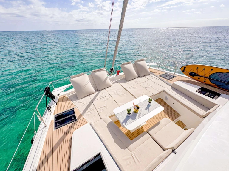 Luxury Yacht for rent Nassau at the best price