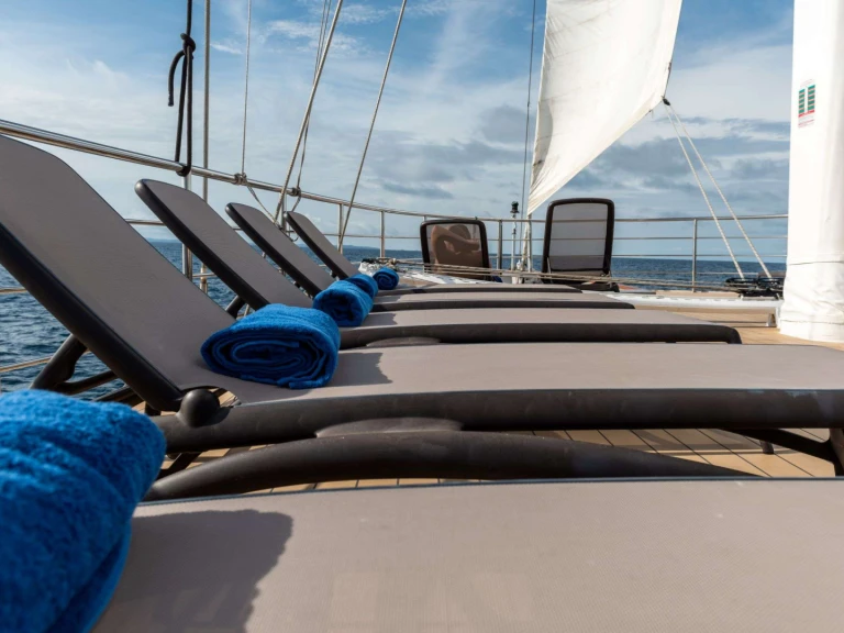 Bareboat Rental Luxury Yacht Custom with a boat licence