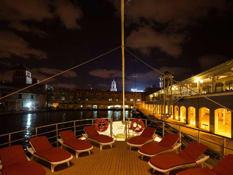 Bareboat Rental Luxury Yacht Custom with a boat licence