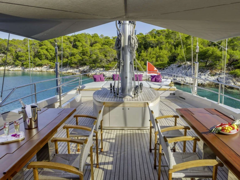 Luxury Yacht for rent Athens at the best price