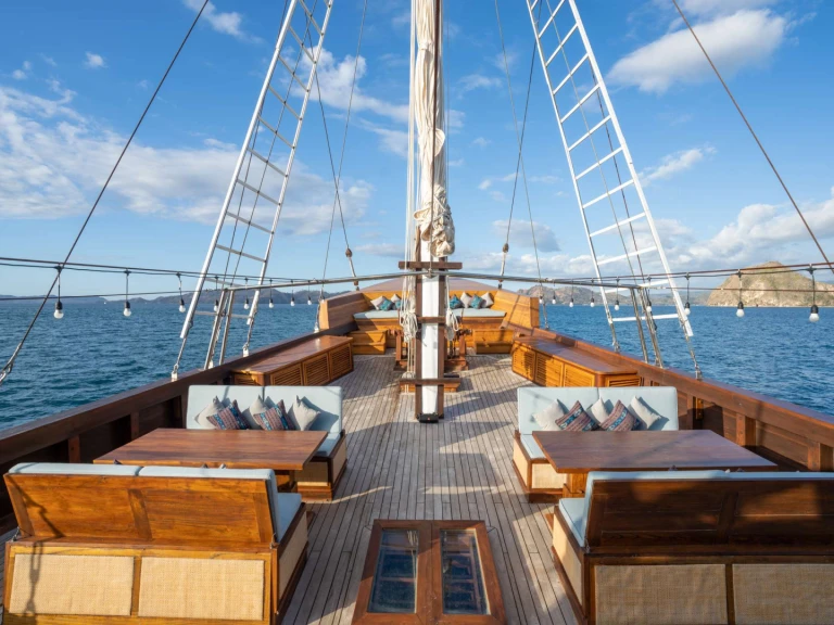 Luxury Yacht for rent Labuan Bajo at the best price