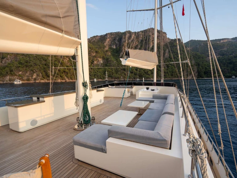 Bareboat Rental Luxury Yacht Custom with a boat licence