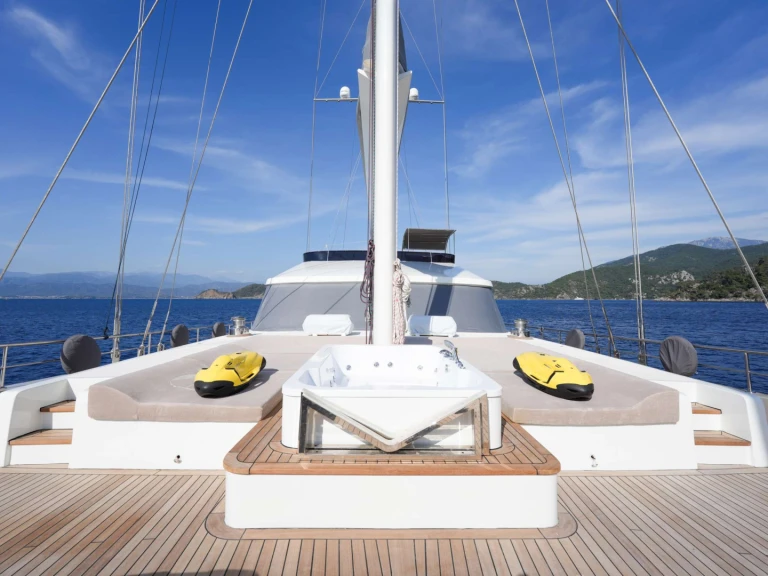 Bareboat Rental Luxury Yacht Custom with a boat licence