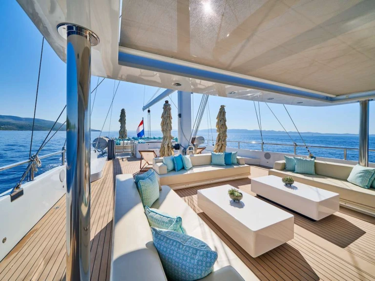 Luxury Yacht for rent Naples at the best price
