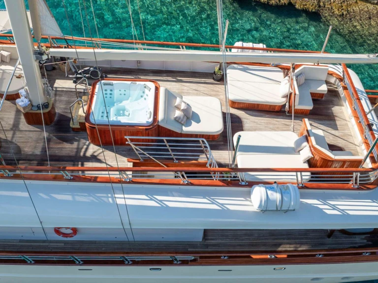 Bareboat Rental Luxury Yacht Custom with a boat licence
