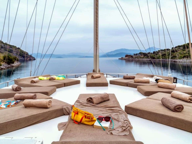 Bareboat Rental Luxury Yacht Custom with a boat licence