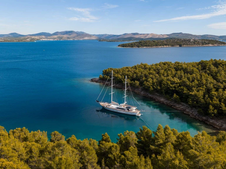 Bareboat Rental Luxury Yacht Custom with a boat licence
