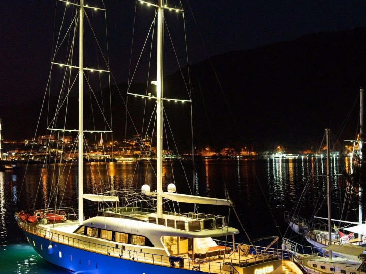 Bareboat Rental Luxury Yacht Custom with a boat licence