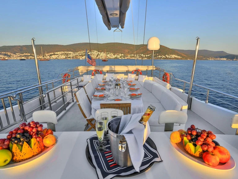 Bareboat Rental Luxury Yacht Custom with a boat licence
