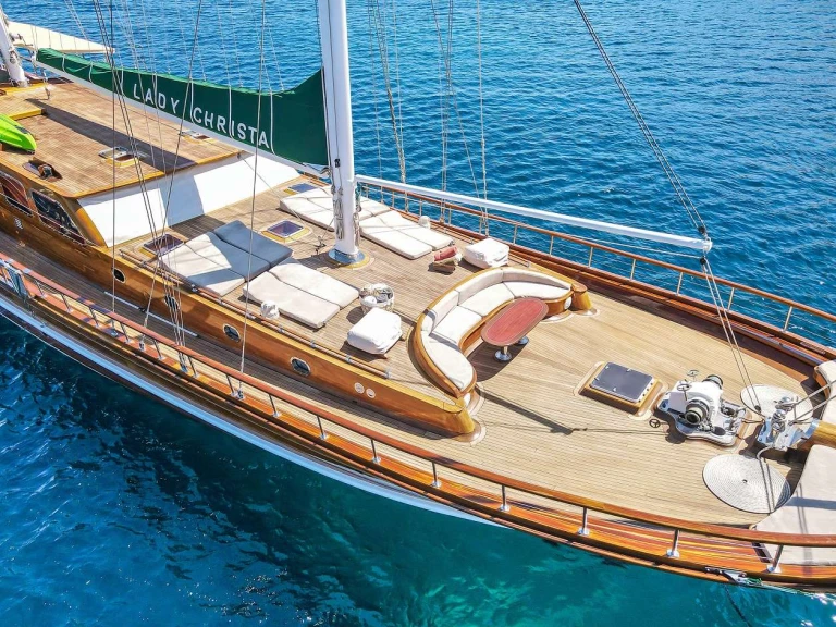 Bareboat Rental Luxury Yacht Custom with a boat licence