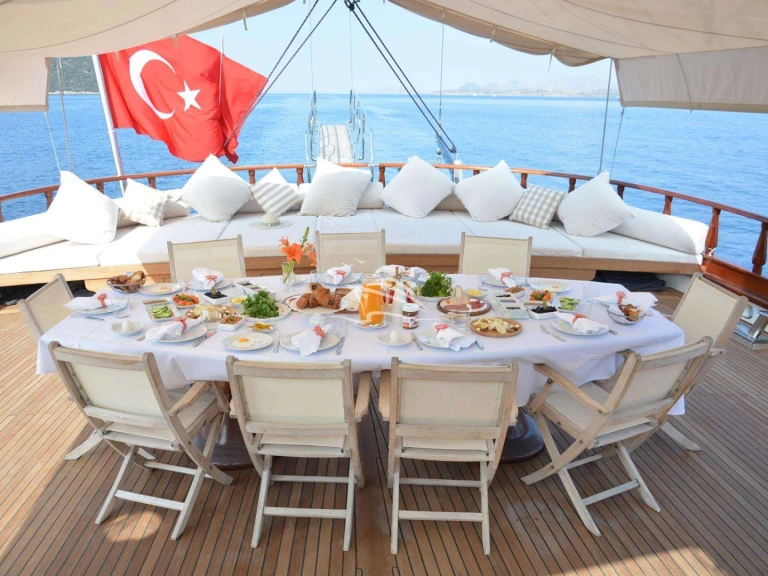 Yacht charter Piraeus cheap Papa Joe