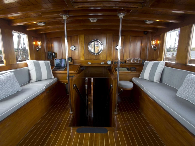 Luxury Yacht for rent Newport at the best price
