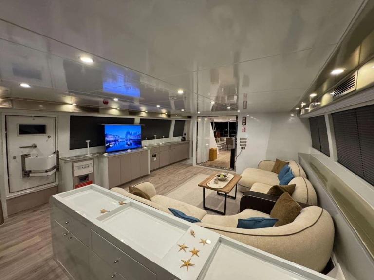 Bareboat Rental Luxury Yacht Custom with a boat licence