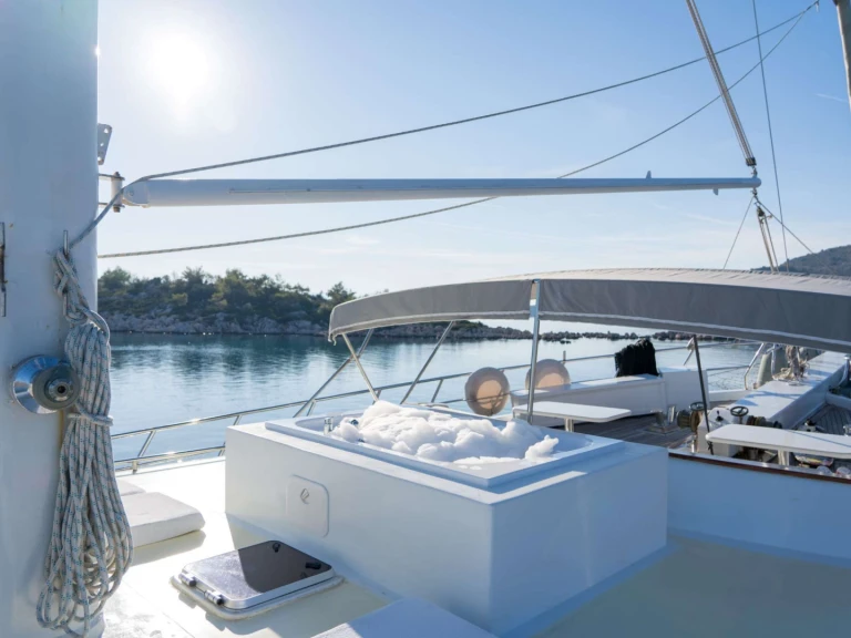 Bareboat Rental Luxury Yacht Custom with a boat licence