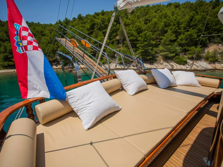 Luxury Yacht rental in Šibenik - costume Dolce Vita