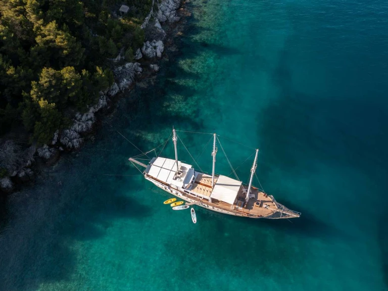 Bareboat Rental Luxury Yacht Custom with a boat licence