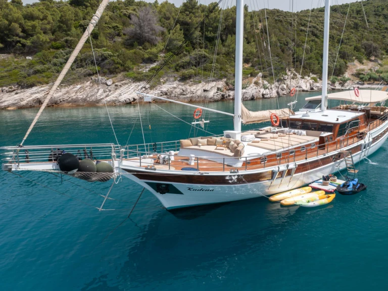 Bareboat Rental Luxury Yacht Custom with a boat licence