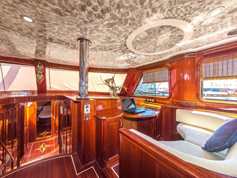 Bareboat Rental Luxury Yacht Custom with a boat licence