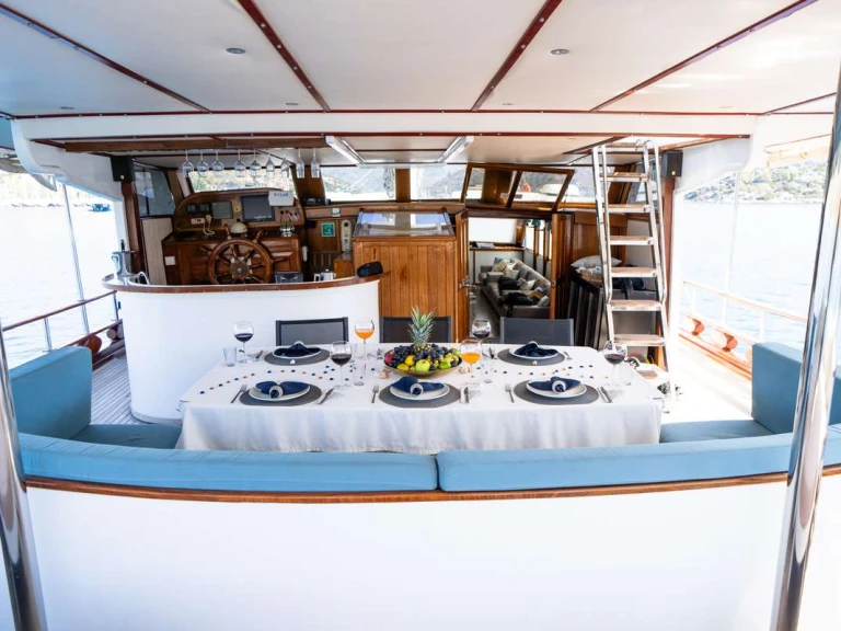 Bareboat Rental Luxury Yacht Custom with a boat licence