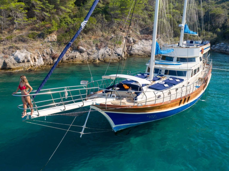 Bareboat Rental Luxury Yacht Custom with a boat licence