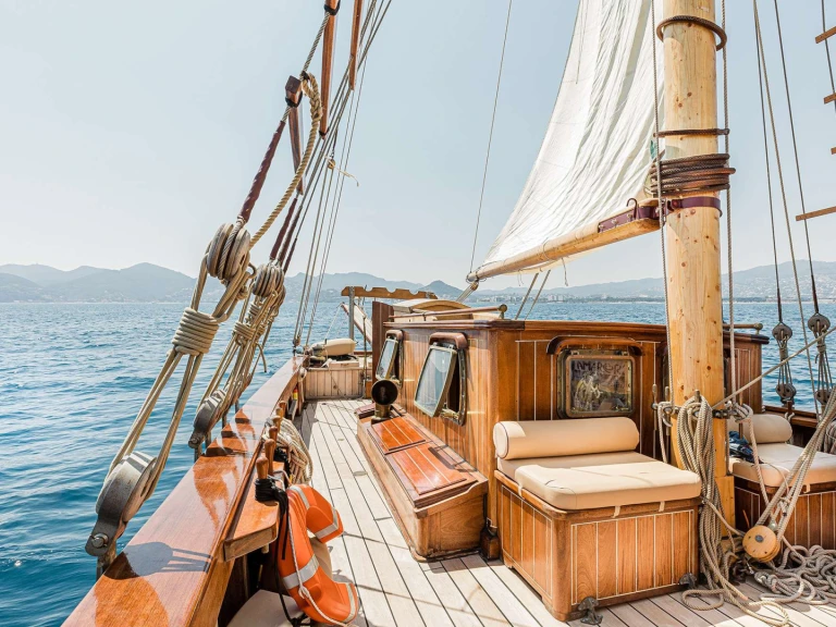Schooner O'Remington  in Cannes on SamBoat