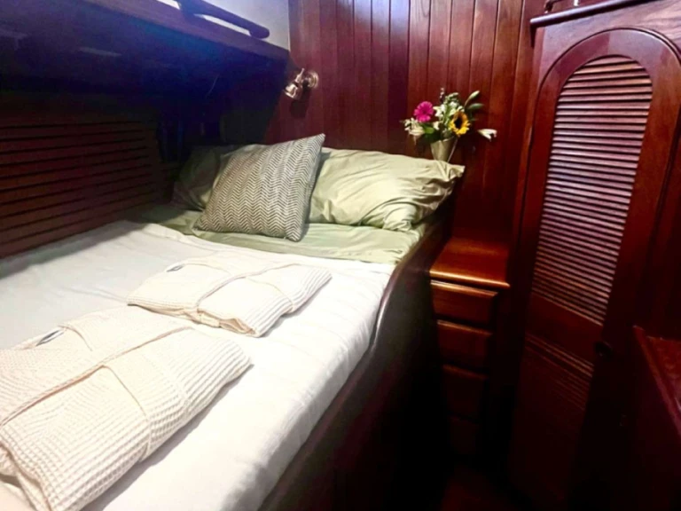 Yacht charter Newport cheap TREE OF LIFE
