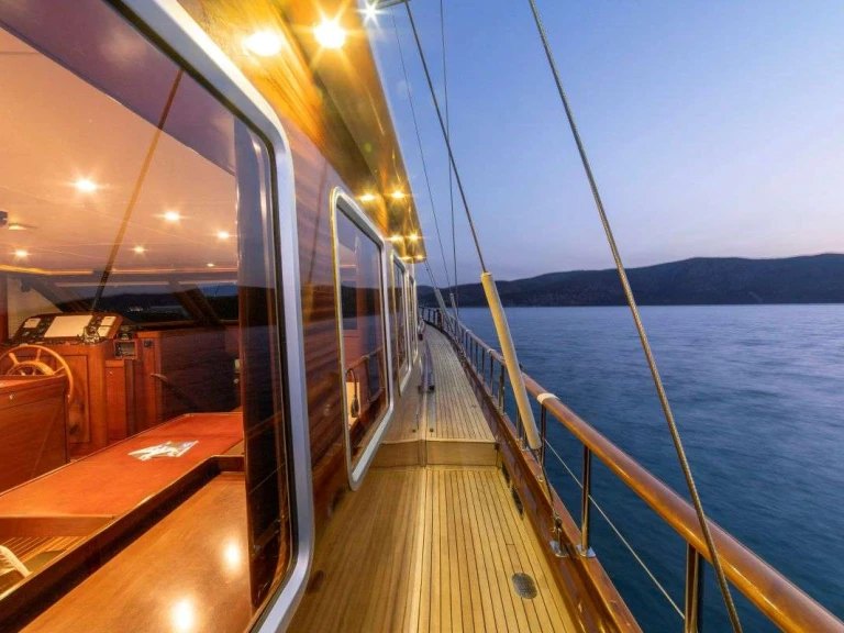 Bareboat Rental Luxury Yacht Custom with a boat licence