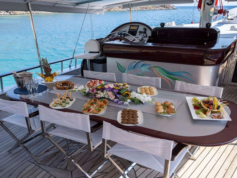 Bareboat Rental Luxury Yacht Custom with a boat licence