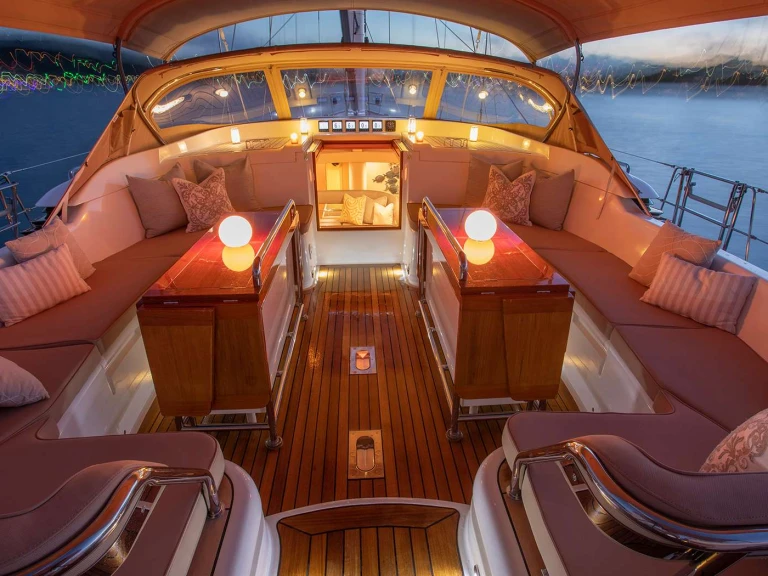Boat rental Oyster Marine DAMA DE NOCHE in Caribbean on Samboat