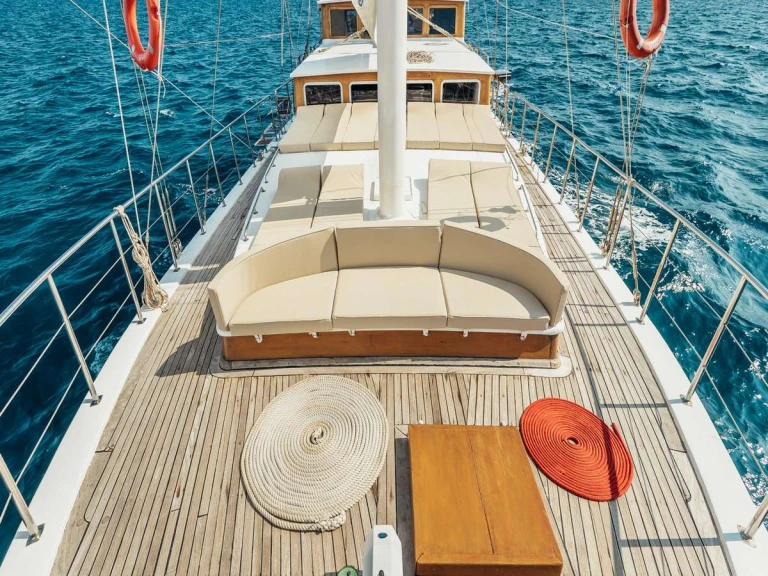 Luxury Yacht for rent Kaštel Gomilica at the best price