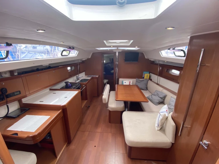 Bénéteau Oceanis 43 charter bareboat or captained in  Saint-Mandrier-sur-Mer