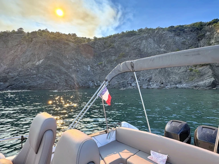 Motorboat rental with or without captain Jeanneau Cerbère