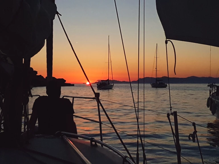 Sailboat for rent Sanary-sur-Mer at the best price