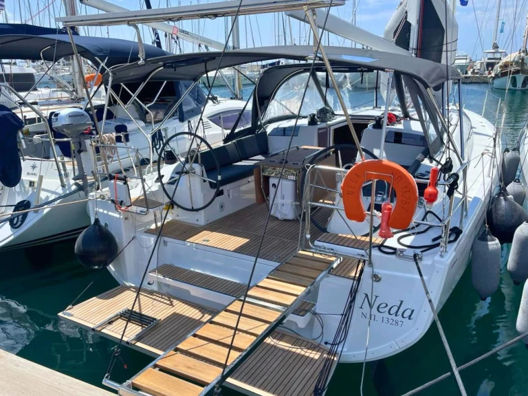 Rent a Bénéteau Oceanis 40.1 Alimos