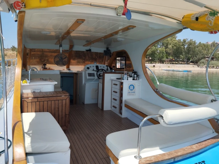 Motorboat for rent Ayvalık at the best price